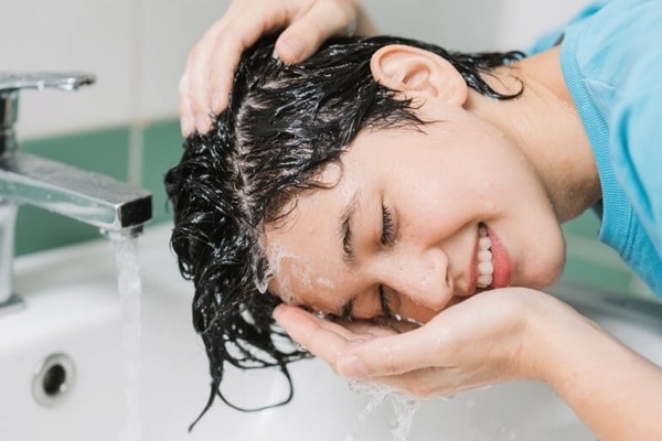 Cách gội đầu trị rụng tóc hiệu quả: Bạn đã thực hiện đúng chưa? 37 Cách gội đầu trị rụng tóc hiệu quả: Bạn đã thực hiện đúng chưa?