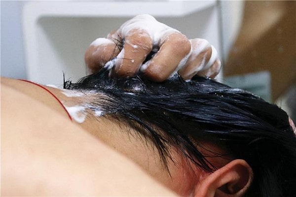 Tại Sao Gội Đầu Xong Vẫn Có Gàu? Nguyên Nhân Và Cách Khắc Phục 4 Tại Sao Gội Đầu Xong Vẫn Có Gàu? Nguyên Nhân Và Cách Khắc Phục 3