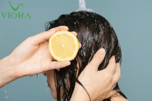 CÁCH GỘI ĐẦU BẰNG CHANH GIẢM GÀU TẠI NHÀ ĐƠN GIẢN