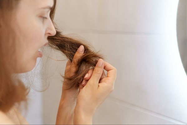 Tóc Bị Khô Xơ Nên Làm Gì? Cách Phục Hồi Tóc Mềm Mượt Trở Lại 1 Tóc Bị Khô Xơ Nên Làm Gì? Cách Phục Hồi Tóc Mềm Mượt Trở Lại