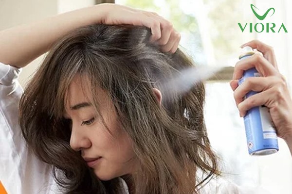 Dầu gội đầu khô là gì? Ưu nhược điểm và lưu ý quan trọng khi sử dụng 3