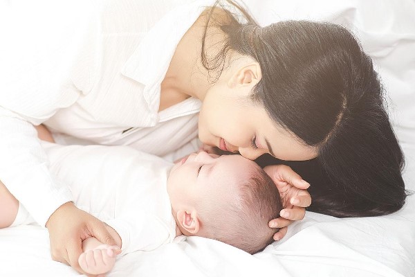 Trị rụng tóc sau sinh hiệu quả: Cách nào thực sự giúp tóc mọc lại?
