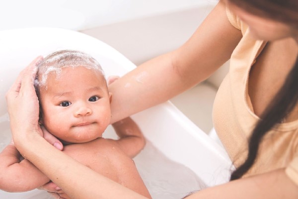 Trẻ Sơ Sinh Bị Rụng Tóc Có Sao Không? Khi Nào Cần Đi Khám? 25 Trẻ Sơ Sinh Bị Rụng Tóc Có Sao Không? Khi Nào Cần Đi Khám?