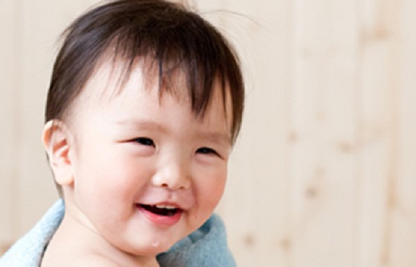 Trẻ sơ sinh rụng tóc có sao không? Nguyên nhân và chăm sóc đúng cách