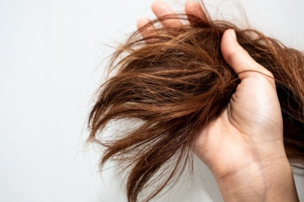 Tóc khô thiếu chất gì? Nguyên nhân và giải pháp chăm sóc tóc hiệu quả