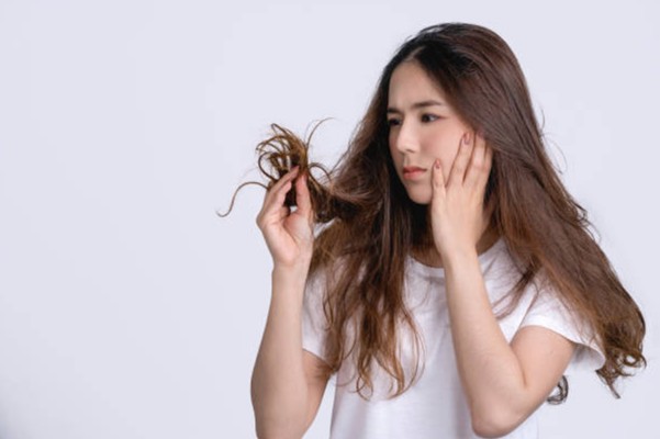 Tóc khô thiếu chất gì? Nguyên nhân và giải pháp chăm sóc tóc hiệu quả 3 Tóc khô thiếu chất gì? Nguyên nhân và giải pháp chăm sóc tóc hiệu quả 3