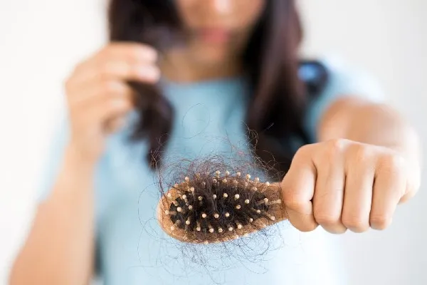 Tóc rụng 30 sợi một ngày có đáng lo ngại? Nguyên nhân và cách khắc phục 2